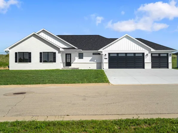 1024 Clare Ct NW, Cascade, IA 52033