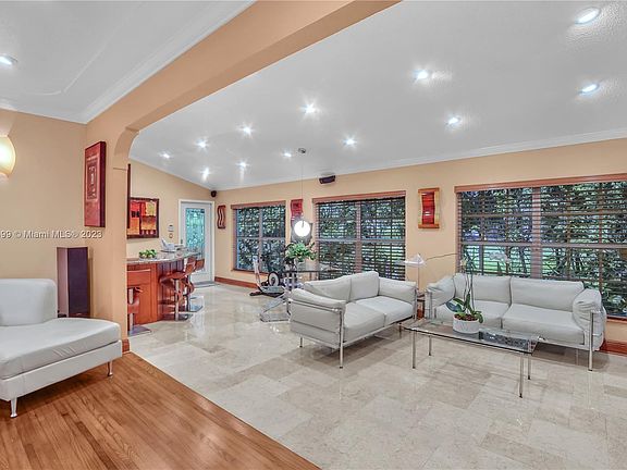 5th image of 405 Candia Ave
