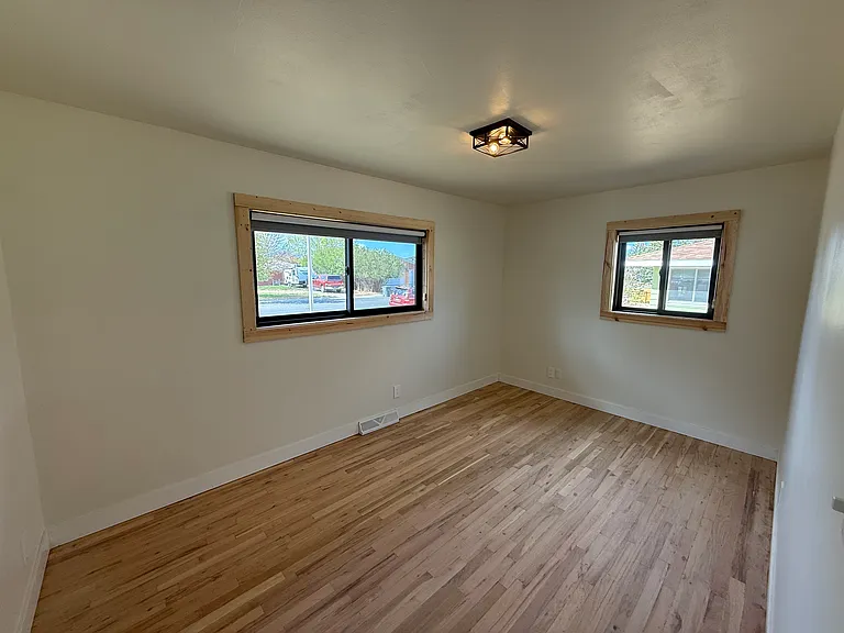 2514 Newton Ave — Photo 6