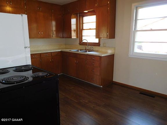 4th image of 720 2nd St SE