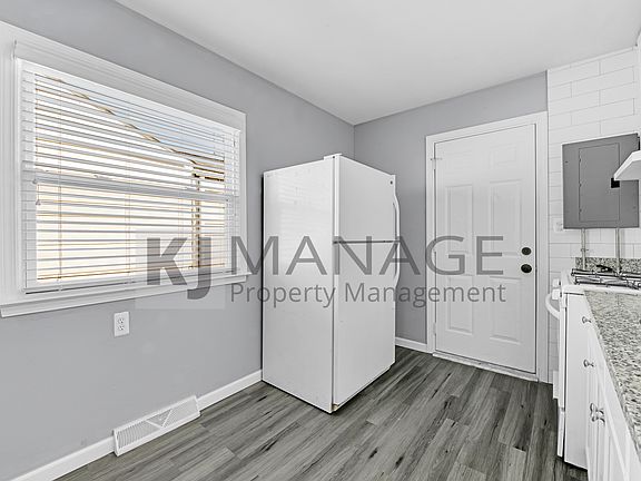 4th image of 8112 Jewett Ave