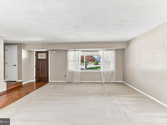 4th image of 204 Colwyn Ter
