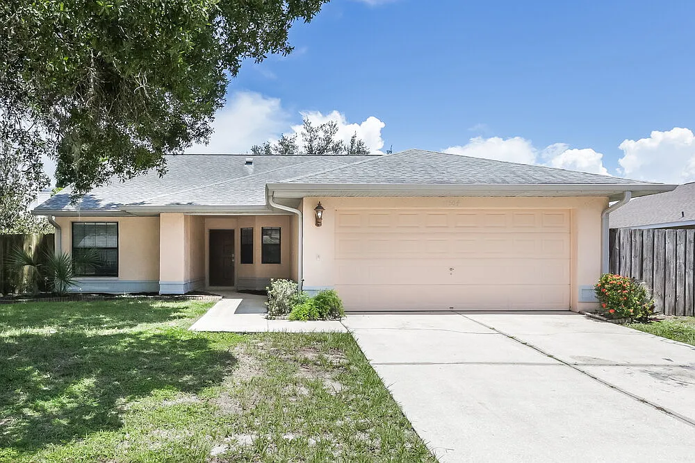 4 bed, 2.0 bath, 1592 sqft, $2,250 — Photo 1