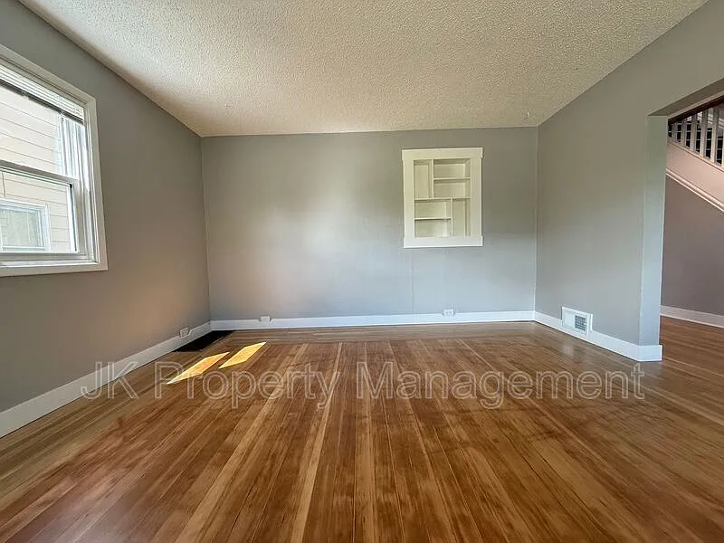 4 bed, 2.0 bath, 2440 sqft, $2,100 — Photo 4