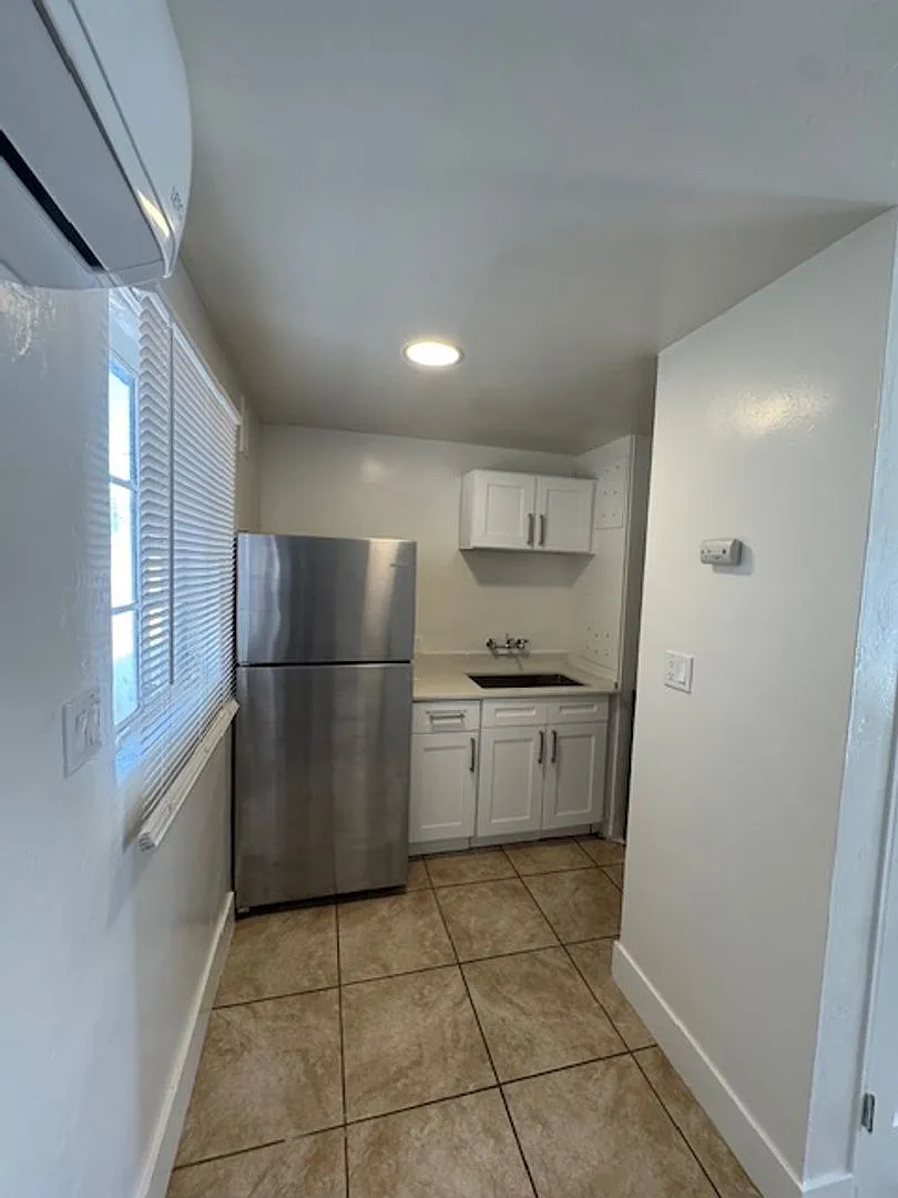 15-35 N. Longfellow Avenue — Photo 2