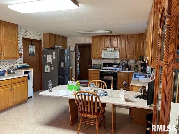 3rd image of 6 Queens Way Dr