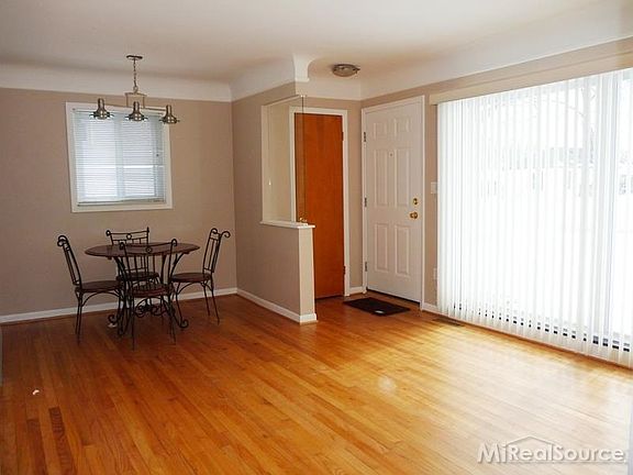 4th image of 23043 Euclid St