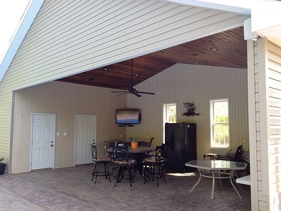 Poolhouse : Custom cathedral ceiling, indoor/outdoor speakers.