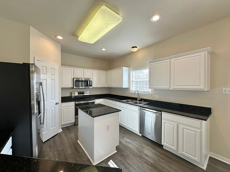 202 Crowfoot Dr — Photo 7