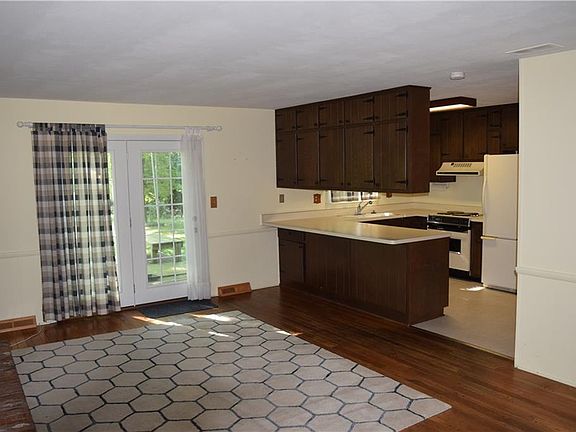 5th image of 421 Ashford Ct