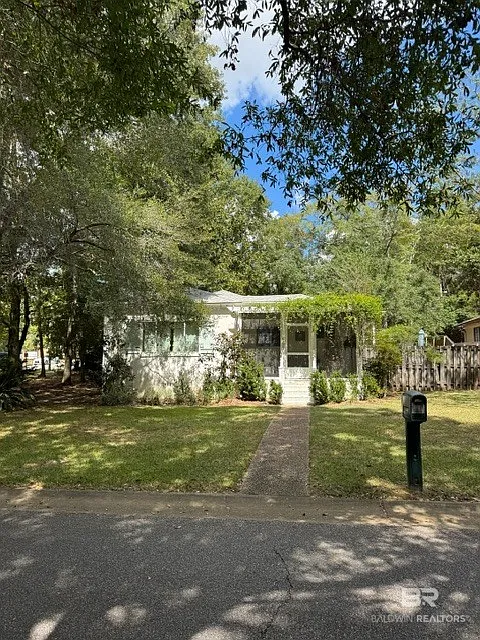 3 bed, 1.0 bath, 1071 sqft, $3,000 — Photo 2