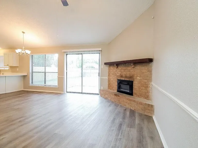 5014 Meadow Crest St — Photo 3