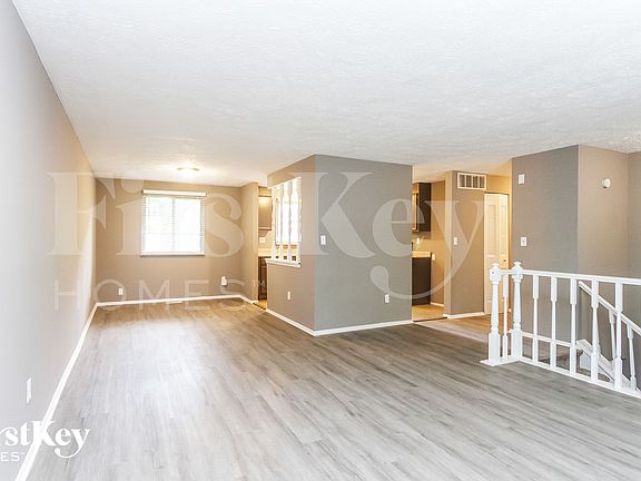 3rd image of 910 Woodlark Dr