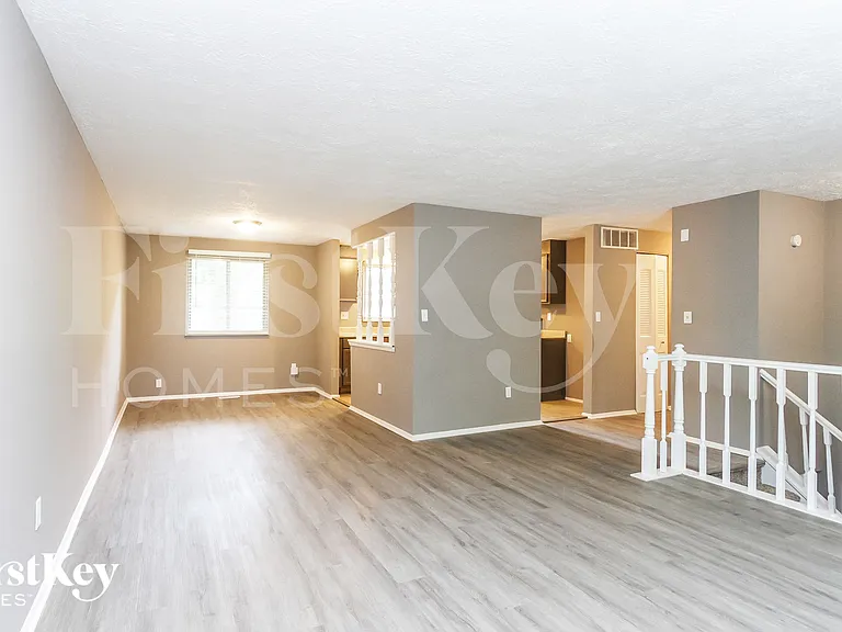 910 Woodlark Dr — Photo 3