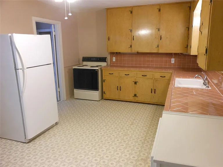 511 Gilchrist Ave — Photo 4