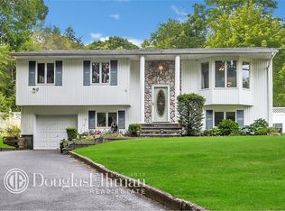 712 Meadow Rd, Smithtown, NY 11787