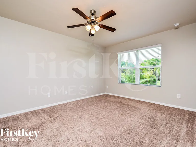 2704 SW 32nd St — Photo 8