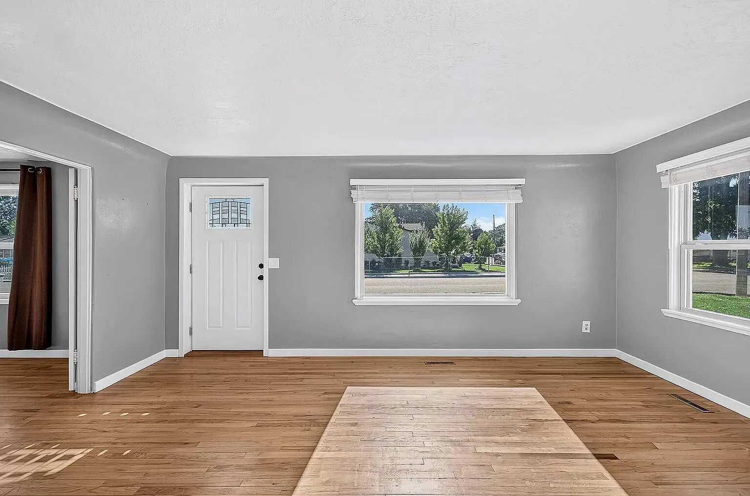 3 bed, 1.0 bath, 1057 sqft, $2,000 — Photo 3