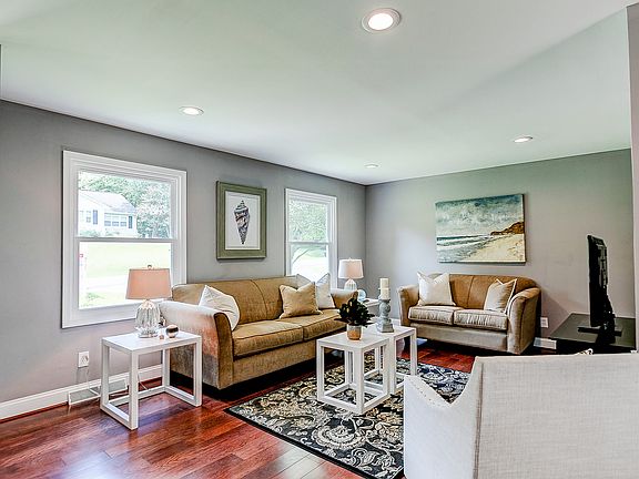 3rd image of 45510 Poplar Ln