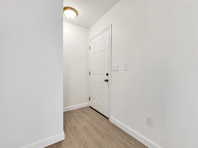 684 E College St — Photo 3