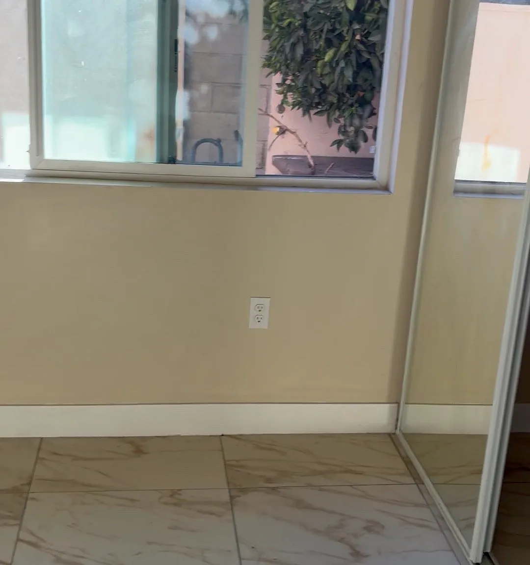 3 bed, 1035 sqft, $3,300 — Photo 2