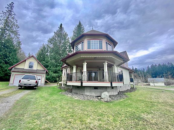 Home facing SW-detached garage lower area included with parking for 2 cars