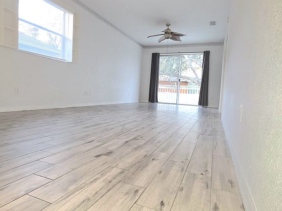 5th image of 806 Saint Petersburg Dr W