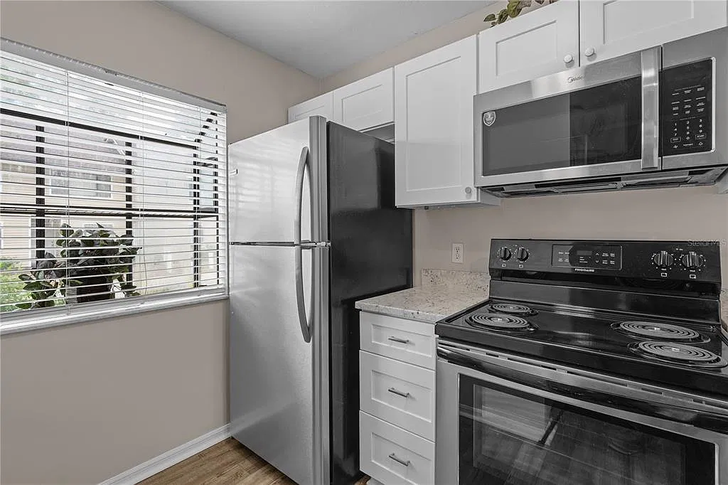 2 bed, 1.5 bath, 1016 sqft, $1,299 — Photo 2