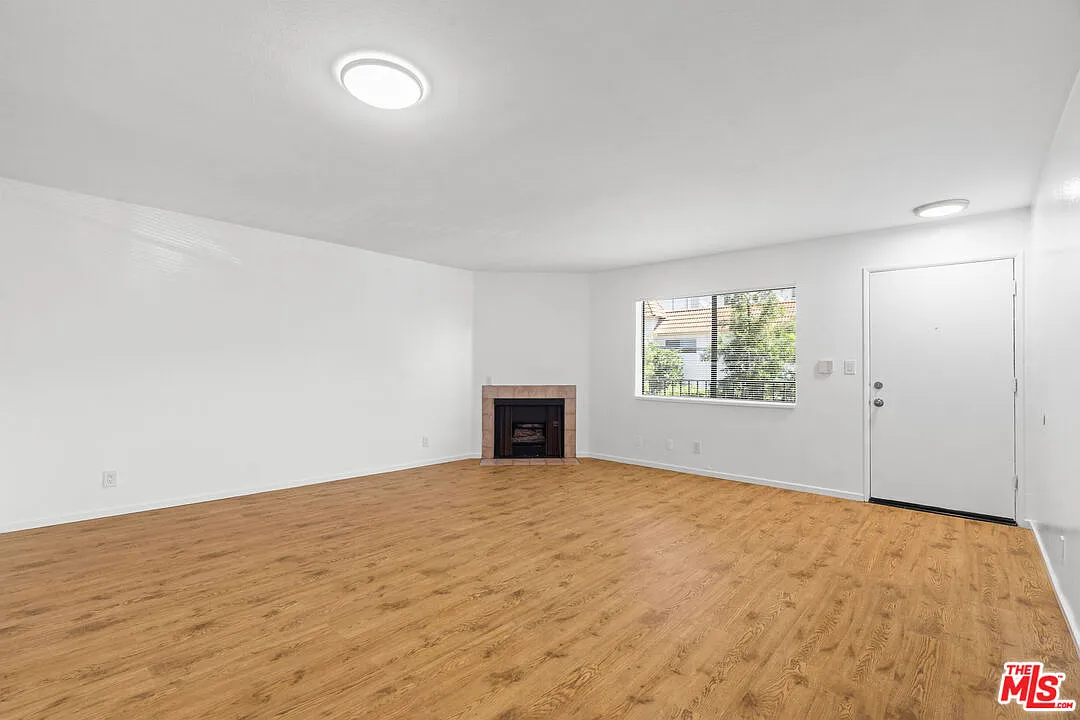 2 bed, 2.0 bath, 1100 sqft, $4,975 — Photo 2