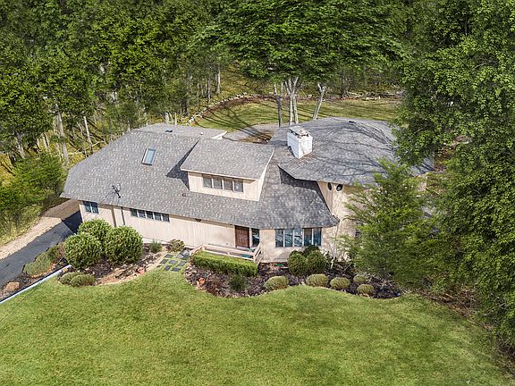 3rd image of 14 Dogwood Ln
