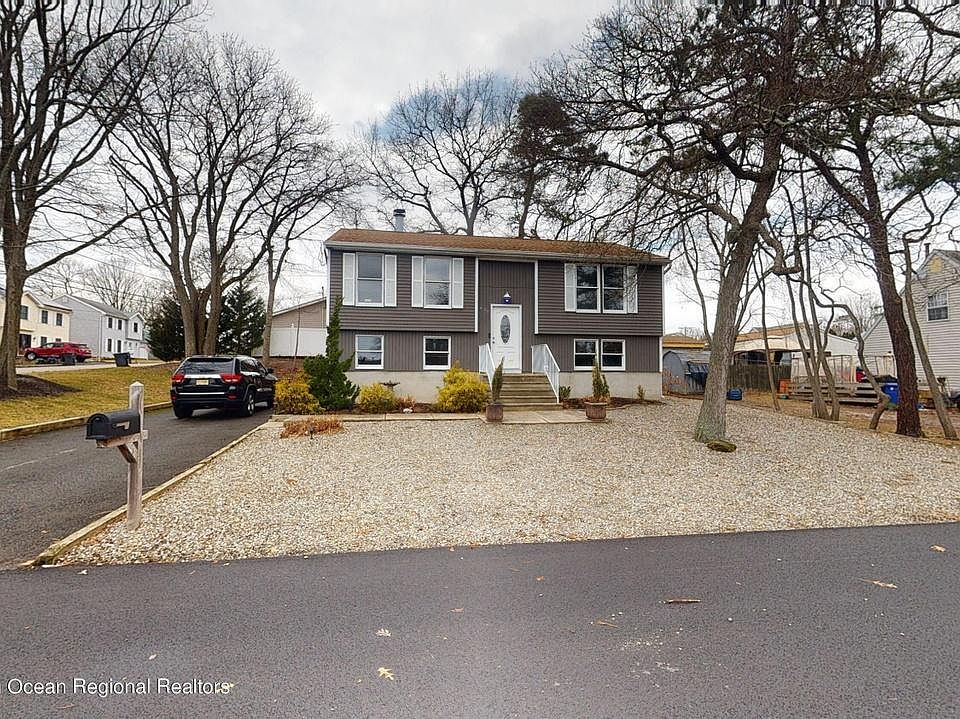 1st image of 630 Demont St