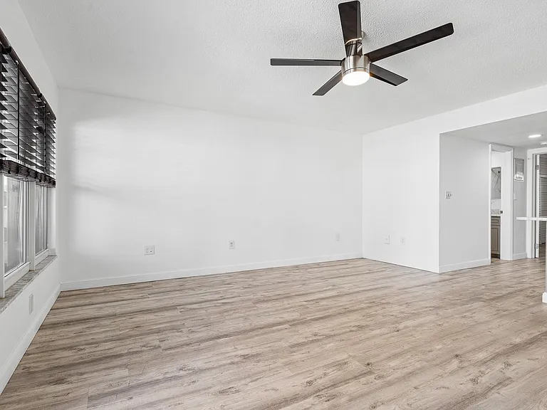 1110 N Riverside Dr #20 — Photo 13