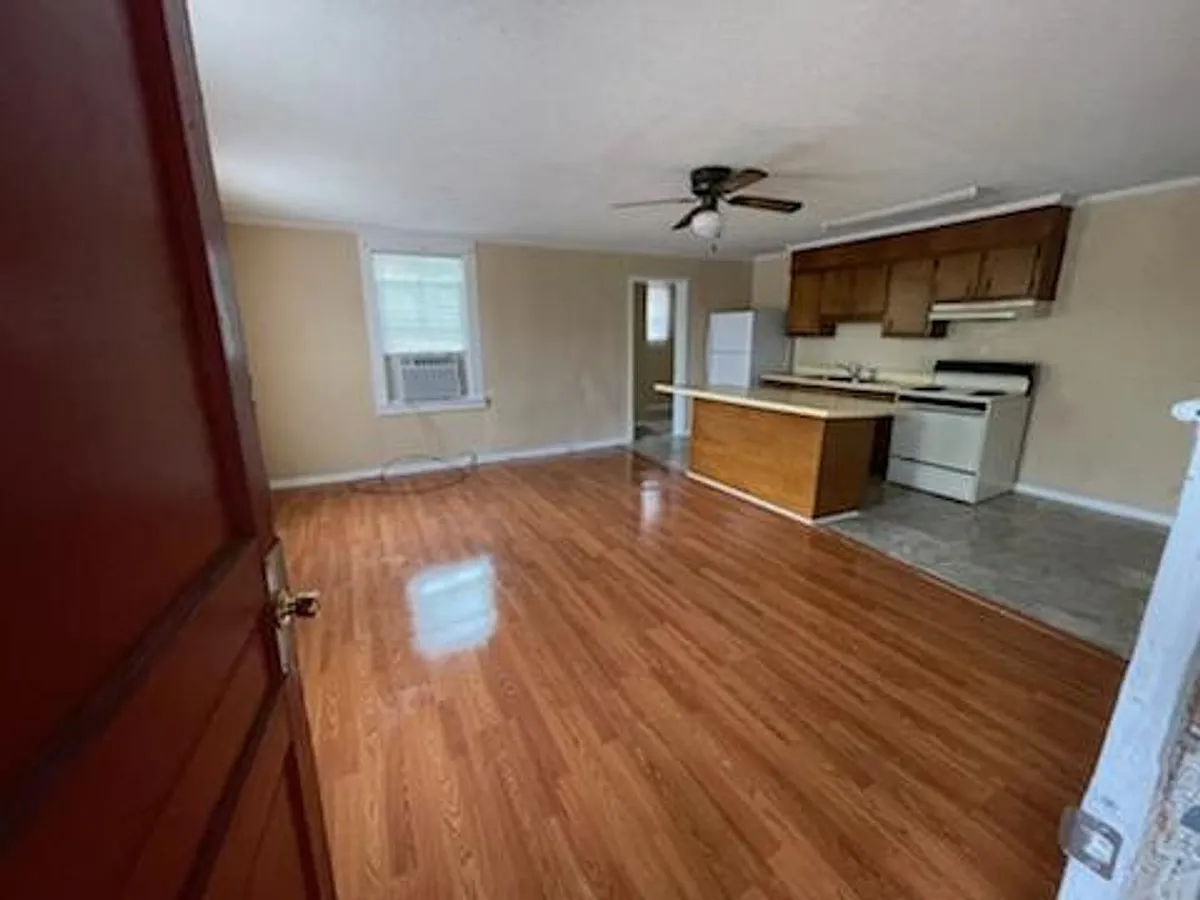 Building Photo - 220 E Main St #C