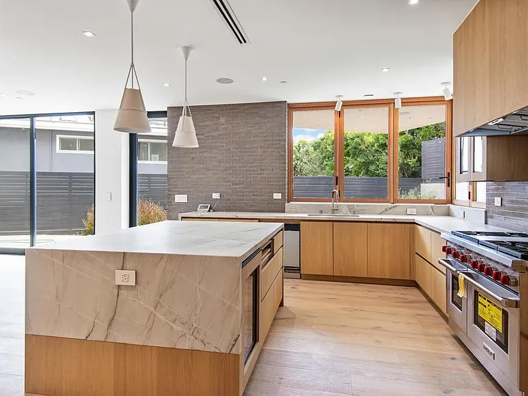 1030 Centinela — Photo 16