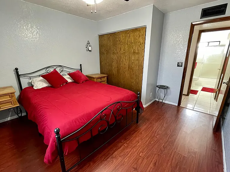 264 Acoma Blvd S — Photo 16