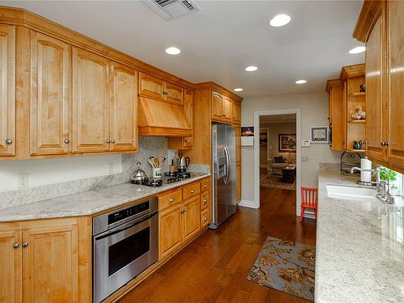 4th image of 28436 Carriage Hill Dr