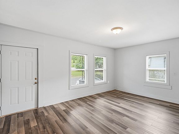3rd image of 31 4th Ave S