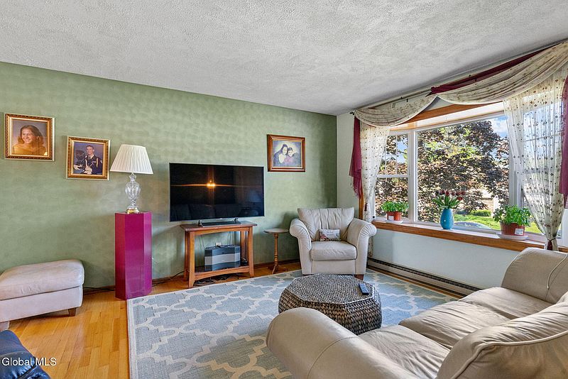 5th image of 19 Lynn Drive