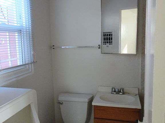 3rd image of 2632 Lincoln Ave