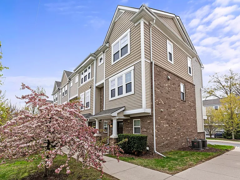 1031 N Sherman Dr #A — Photo 9