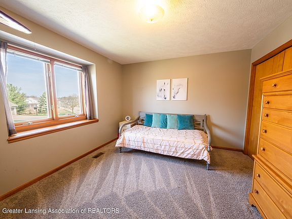 4th image of 218 Oakwood Dr