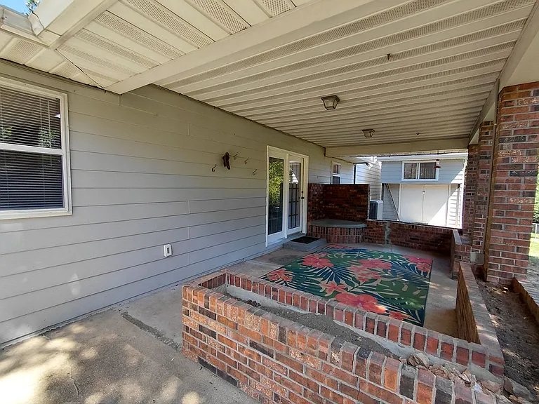 109 Vaughan Ct — Photo 9