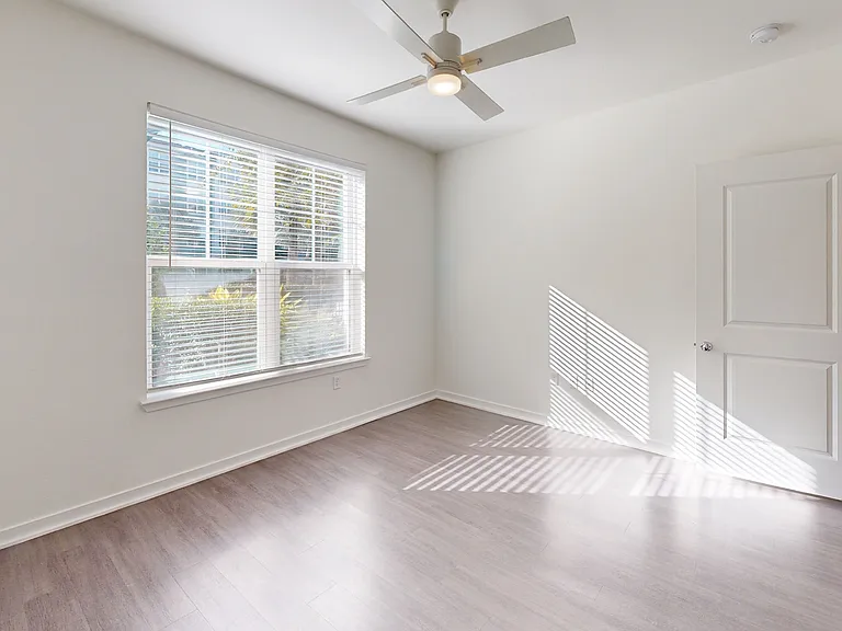 Essex Luxe Apartments — Photo 45