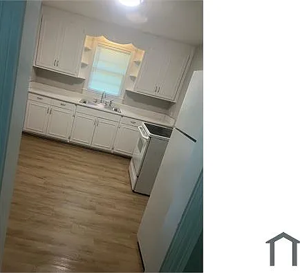 4324 Byron St — Photo 2