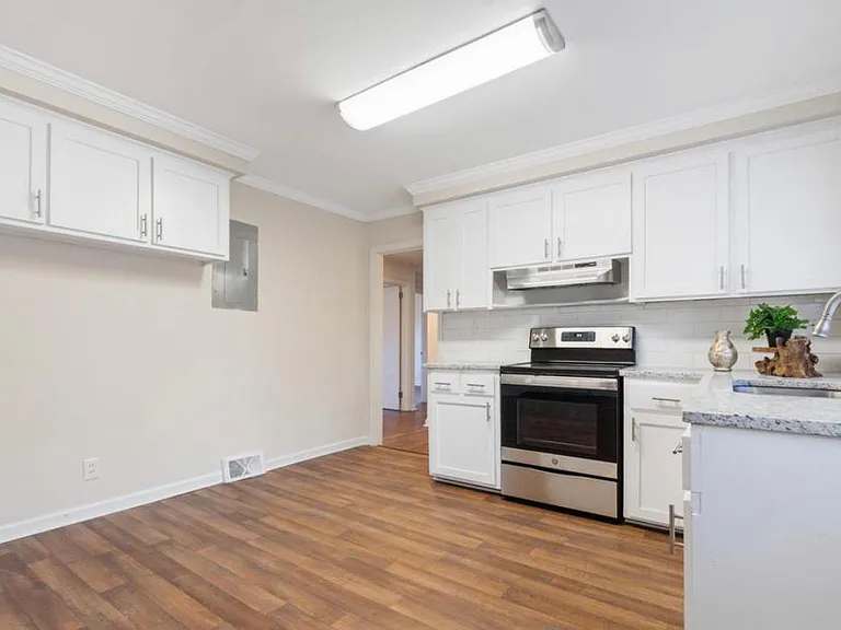 2553 Tredway Dr — Photo 6