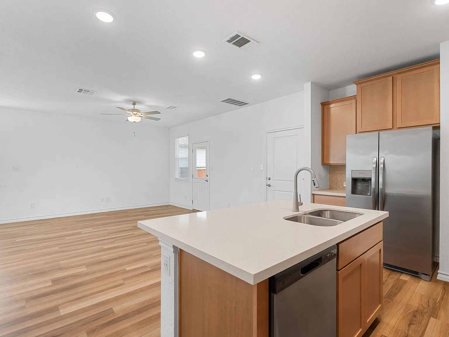 4 bed, 1880 sqft, $2,199 — Photo 3