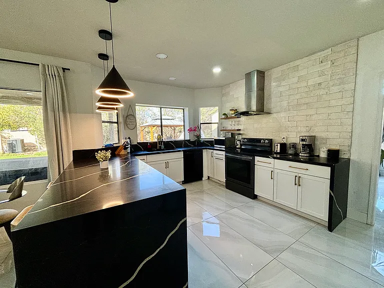 5544 E Kelton Ln — Photo 5