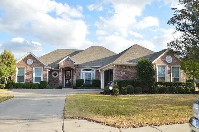 CAST STONE SURROUNDS THE WINDOWS IN THIS CHARMING 3/2.1/2 SUPER SIZE HOME