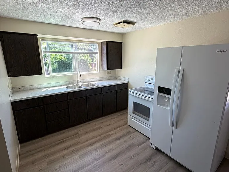 Pinewood Apartments — Photo 33