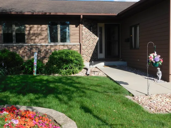 511 N Fairway Dr, Lena, IL 61048